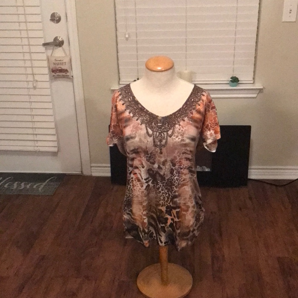 Really cute women’s pullover shirt, multi colored!